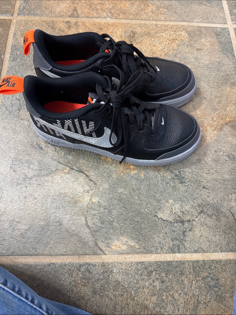 Nike Kids Black and Silver Low-Top Sneakers with Orange Pull Tab